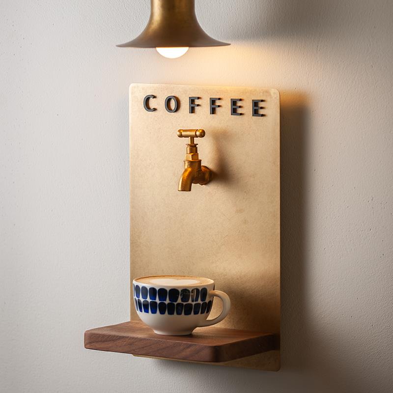 黄铜水龙头装饰咖啡店趣味氛围布置出咖口卡座定制门牌艺术装置