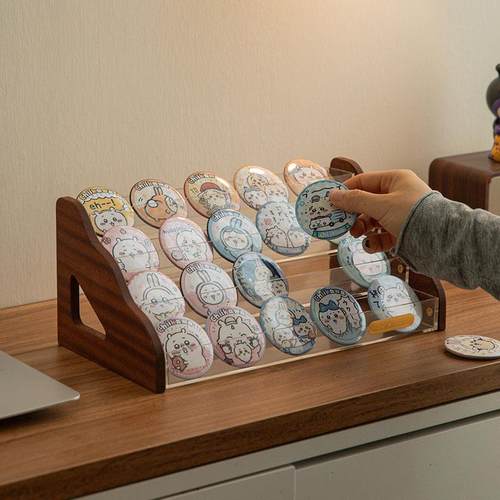 吧唧收纳盒透明阶梯式桌面展示架徽章动漫周边谷子卡片立牌整理盒