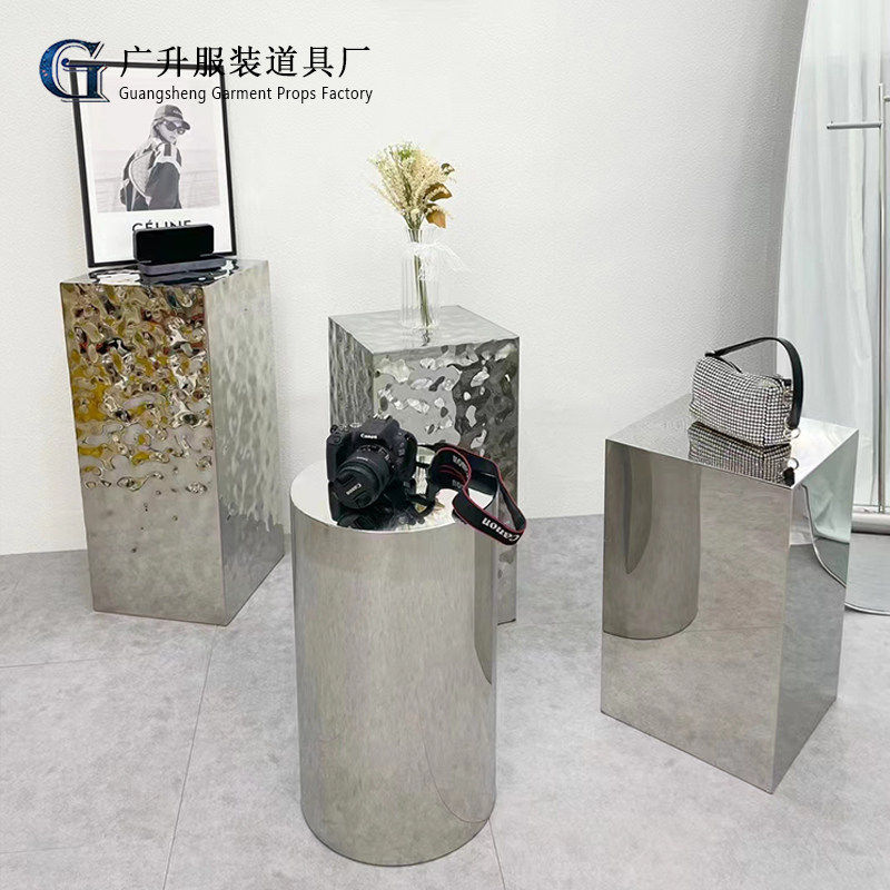 服装店橱窗展示架简约不