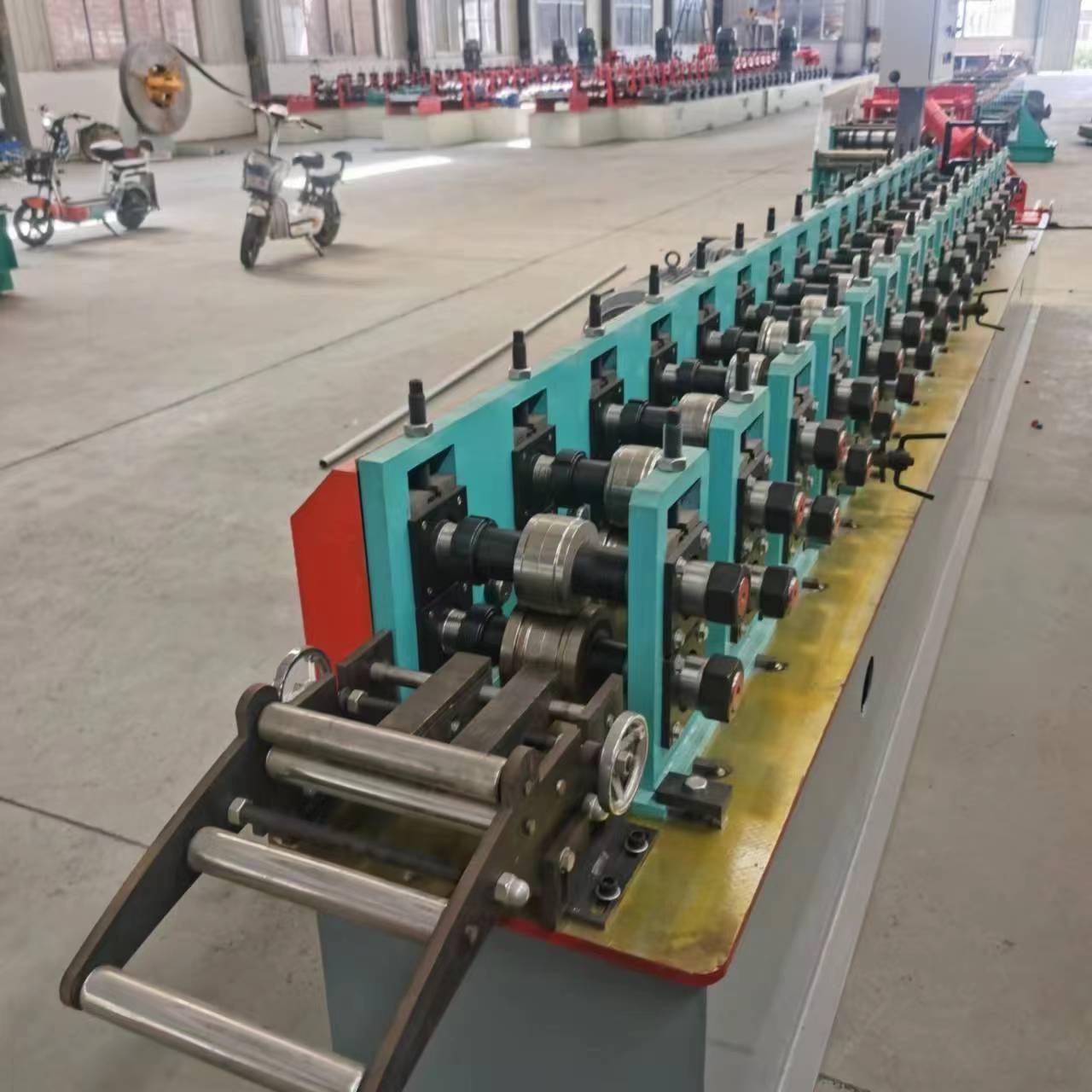 厂家现货卡槽机大棚骨架几字钢设备伺服送料跟踪切断大棚卡槽机