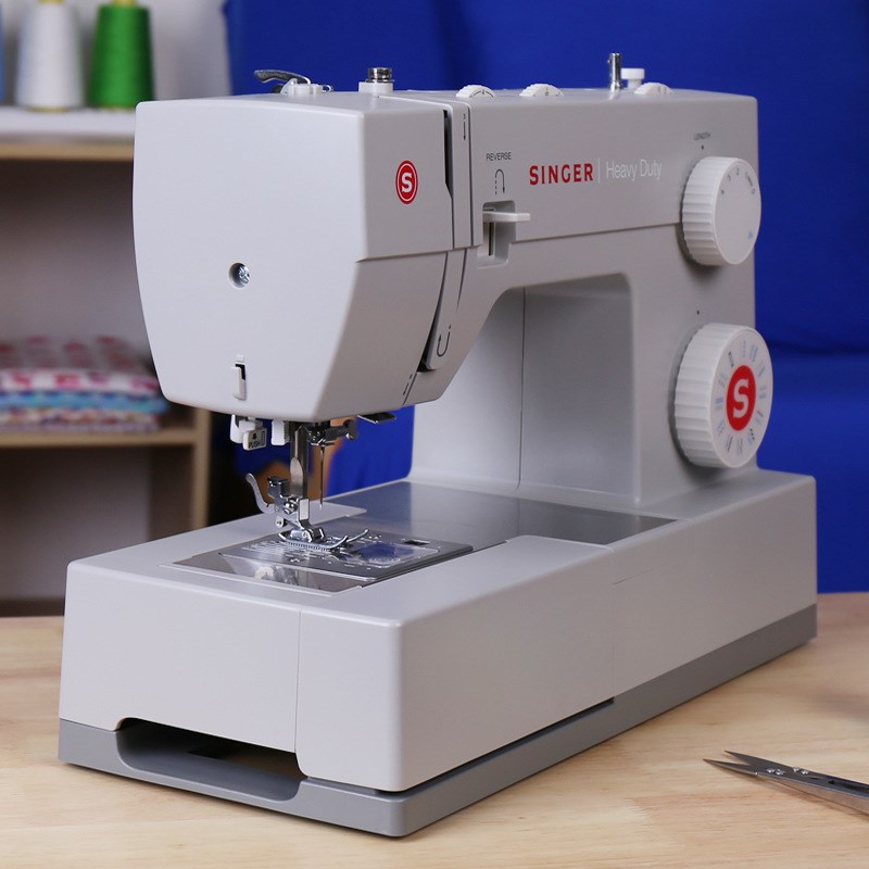 胜家缝纫机4423家用电动多功能台式衣车吃厚带锁边全自动厚料电车