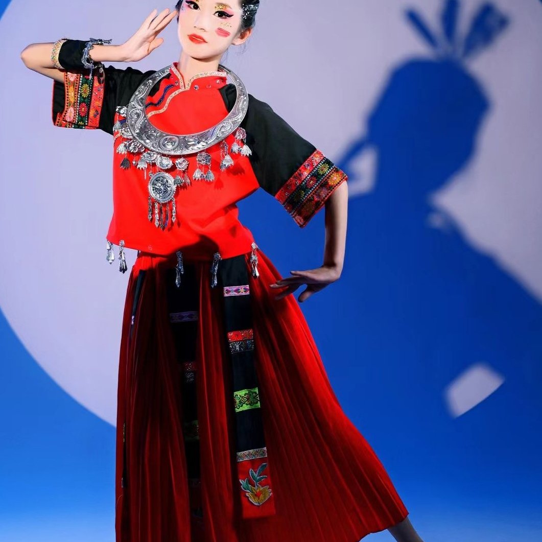 一抹红苗族舞蹈服装土家