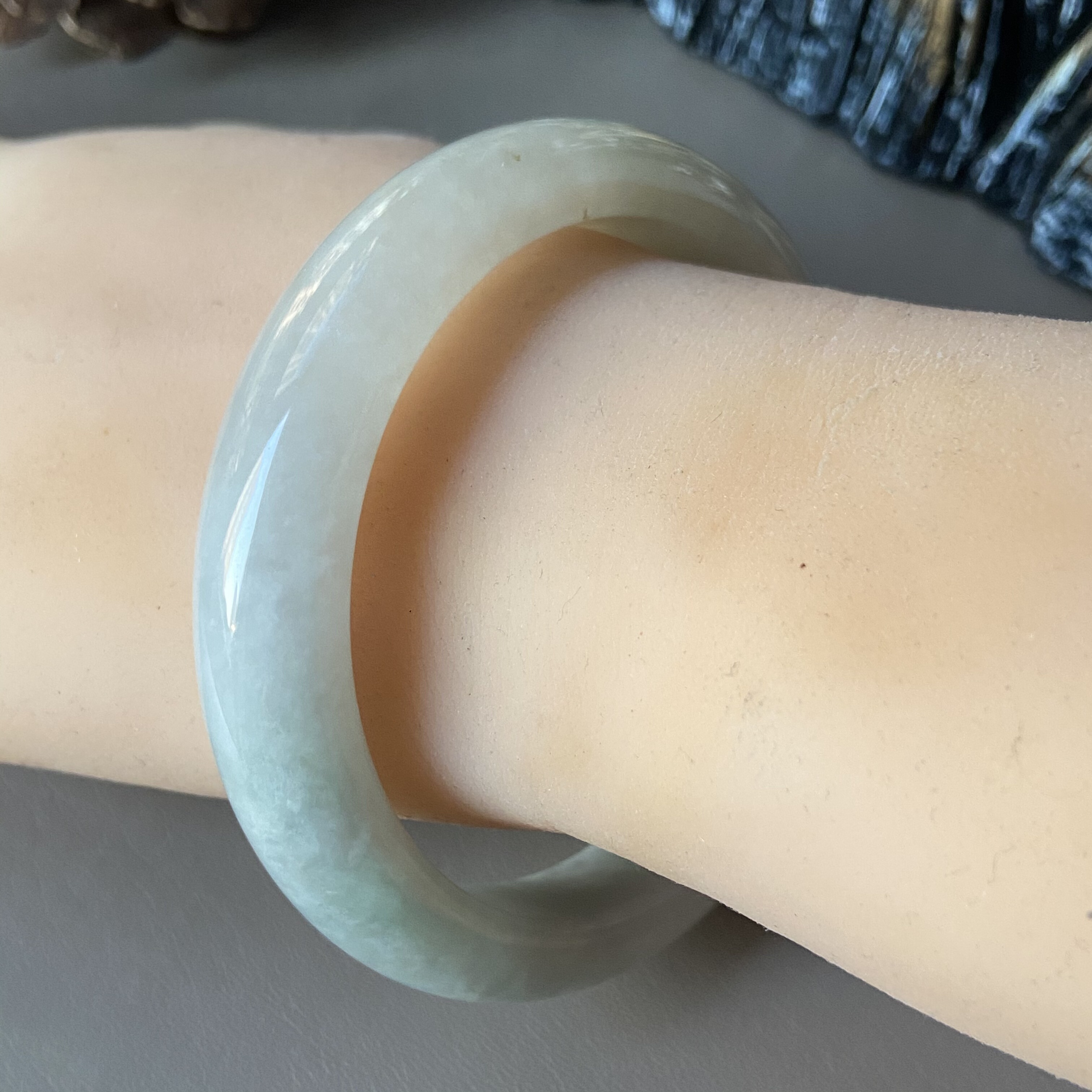 天然缅甸翡翠手镯58冰糯种白月光浅绿玉镯子老坑a货0247带证书