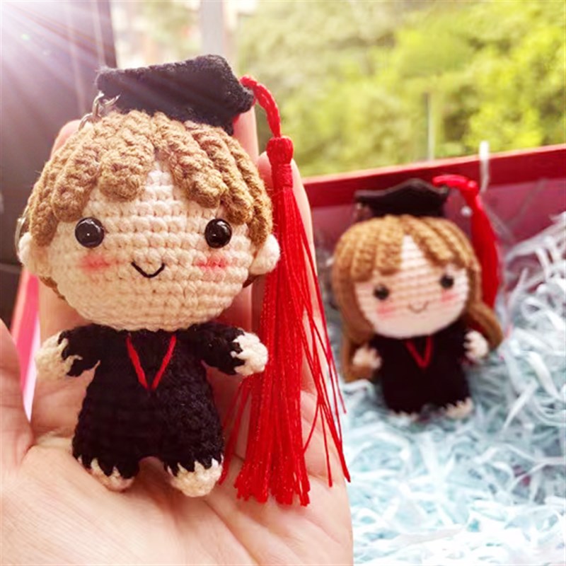 成品手工编织毛线钩针创意礼物毛线编织学生O毕业娃娃玩偶礼品花