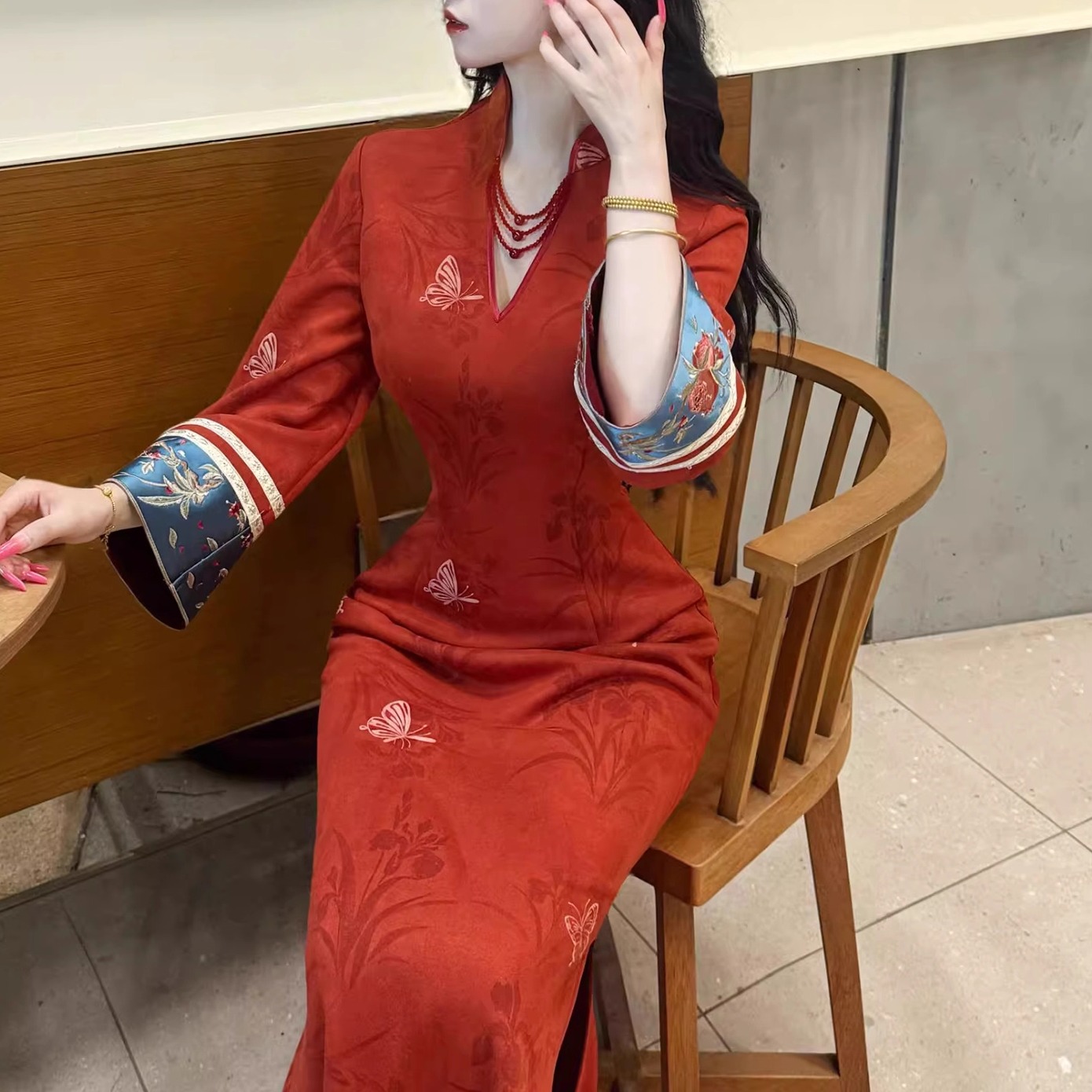 秋冬长袖麂皮绒珠链旗袍故宫之红