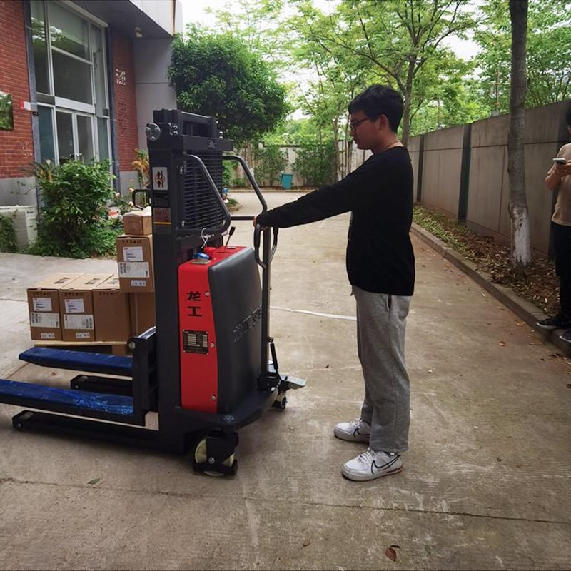 龙工半电动堆高车 液压动力单元强悍 小型仓储用得好
