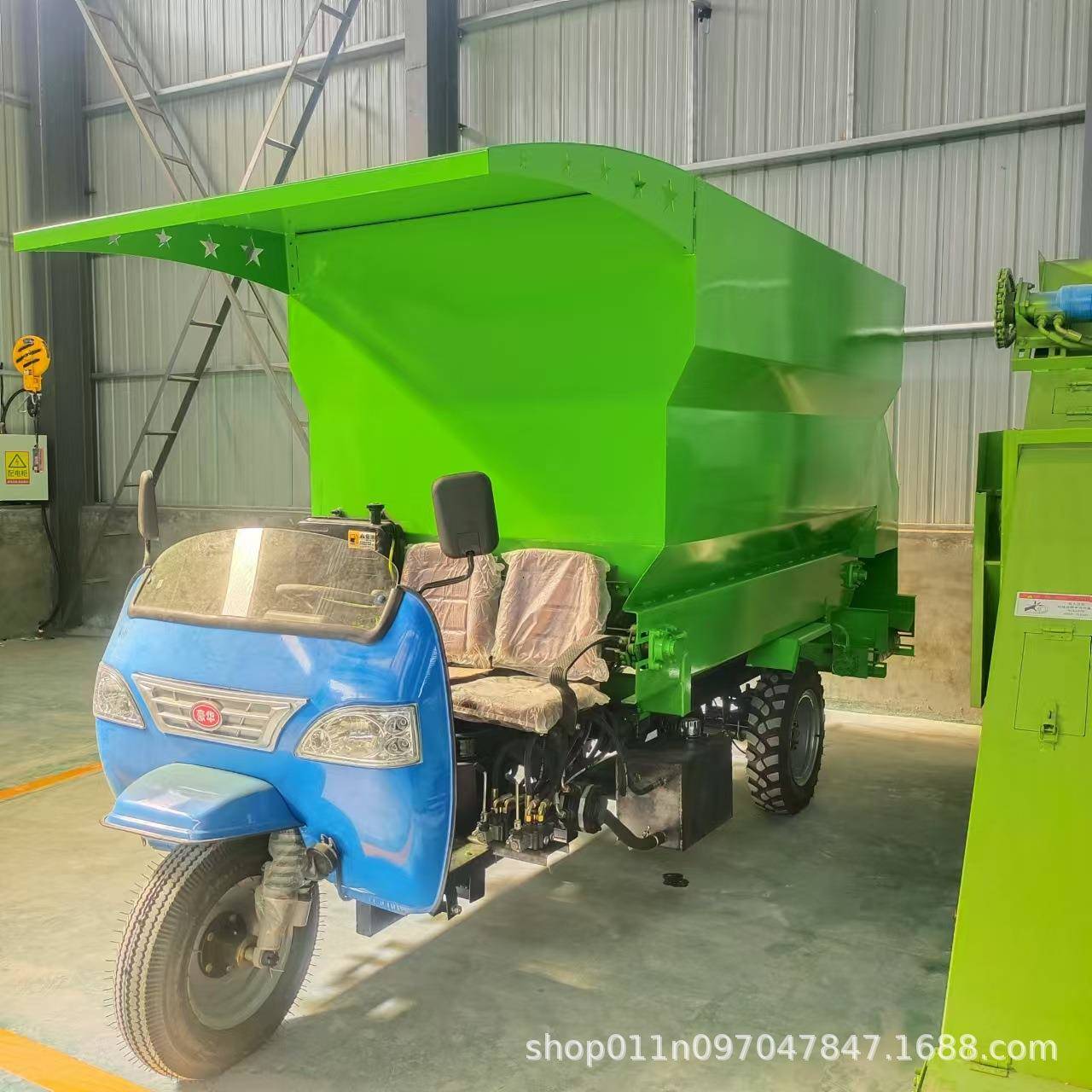 撒料车柴油机版饲草投喂车五立方机动三轮喂料车电动撒料车厂家