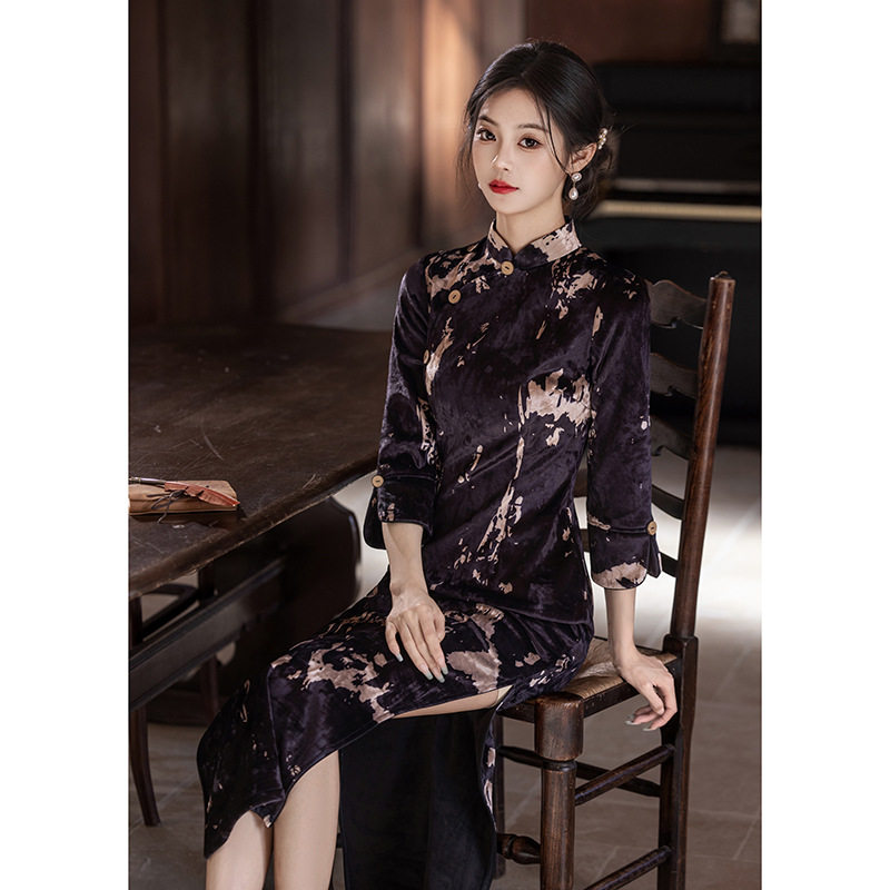 新中式丝绒旗袍黑色改良秋冬款显瘦气质日常中长袖复古连衣裙