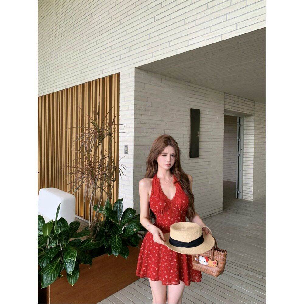红色碎花蕾丝露背挂脖连衣裙女夏季海边度假绝美巨收腰短裙子无袖