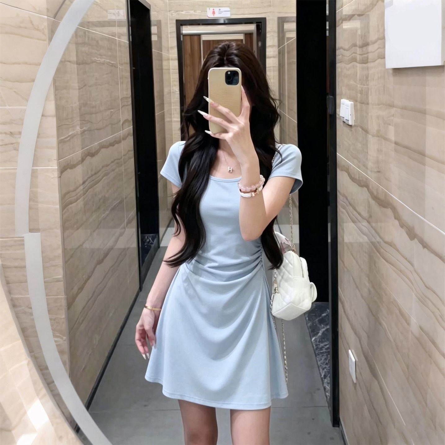 蓝色巨好看短裙子女2026新款初夏季u领短袖小个子包臀修身连衣裙