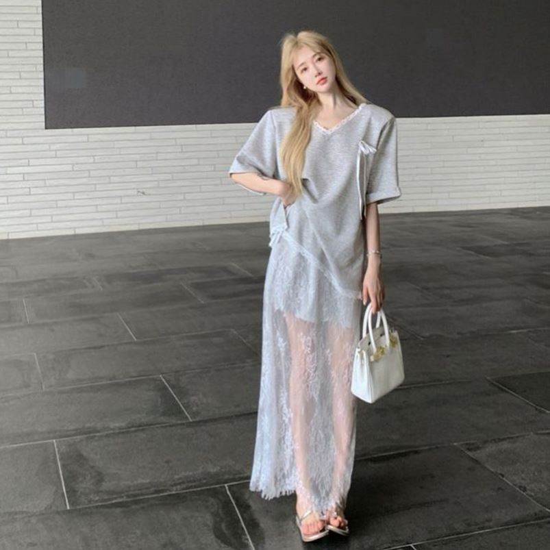 简约甜辣慵懒风时尚设计感宽松v领t恤女蕾丝高腰半身裙超仙两件套