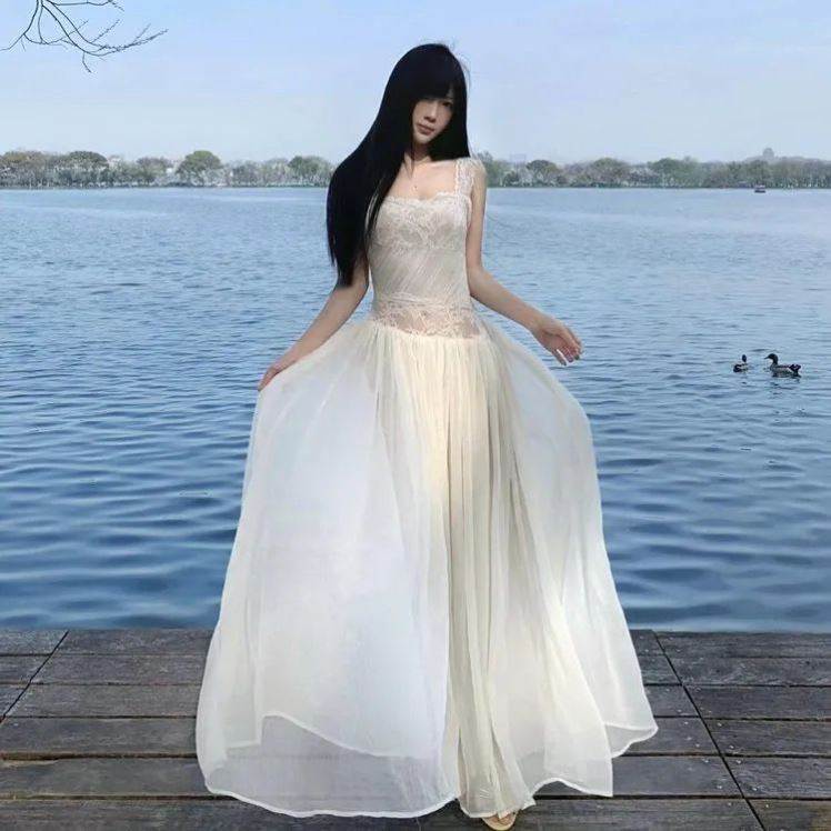 法式白色蕾丝绑带露背吊带连衣裙女夏季度假风气质收腰绝美长裙子