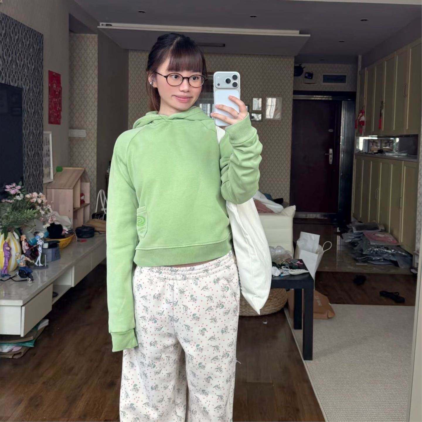 橘子皮绿色短款连帽卫衣女口袋漩涡印花插肩袖休闲套头上衣
