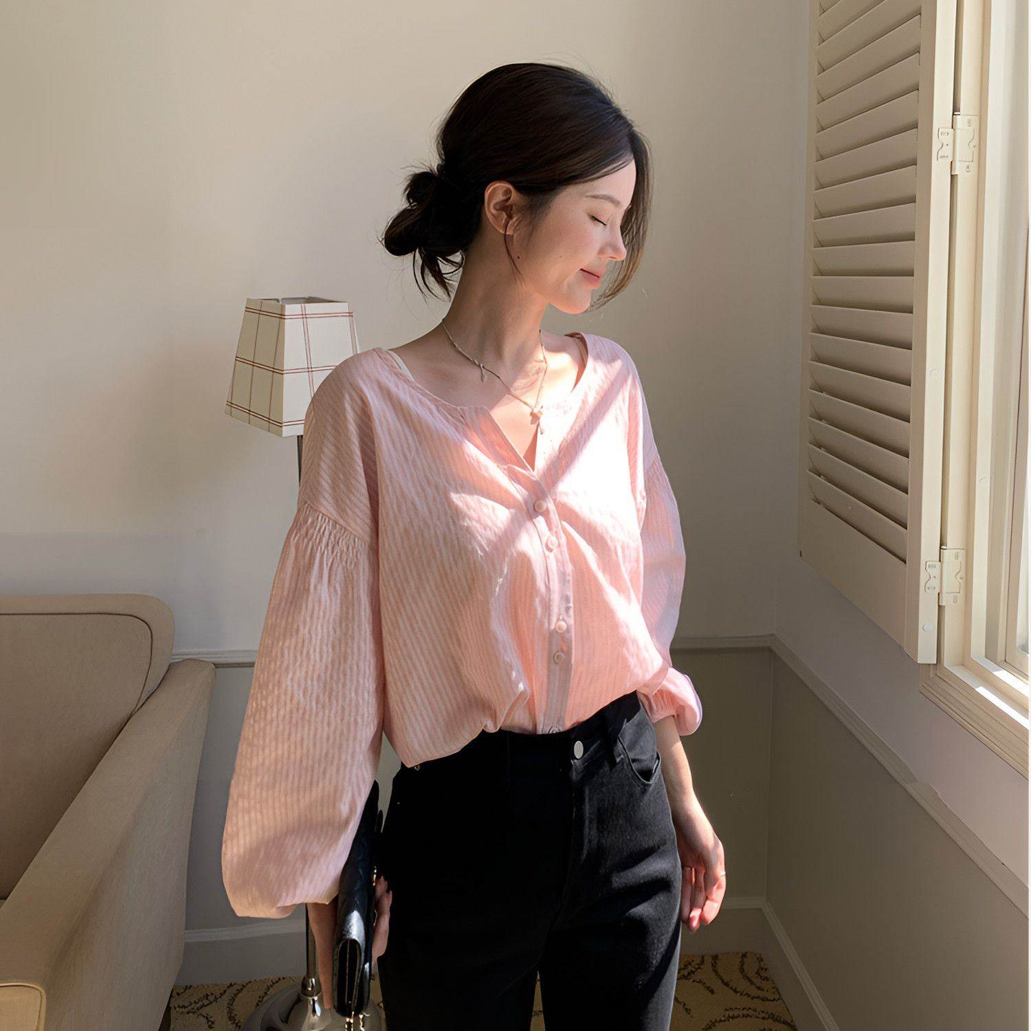 2026春季新款甜美减龄棉质小V领开叉打揽两粒扣设计灯笼袖衬衫女