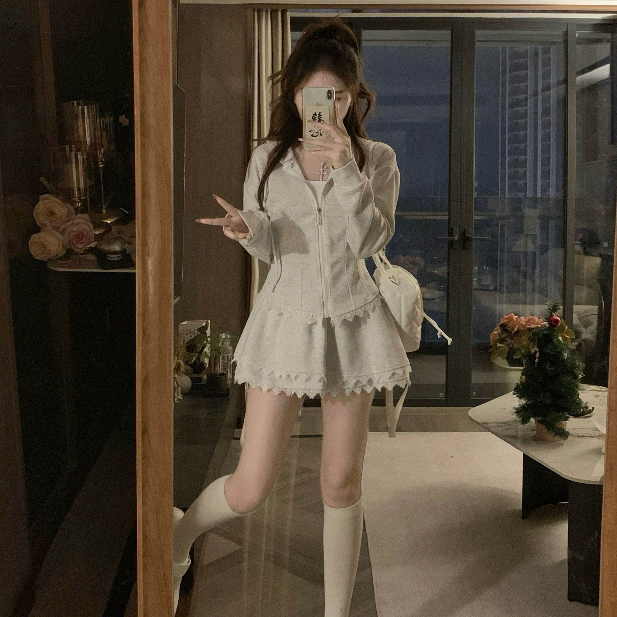 韩系甜美灰色蕾丝拼接卫衣蓬蓬短裙收腰春秋小个子绝美减龄小套装
