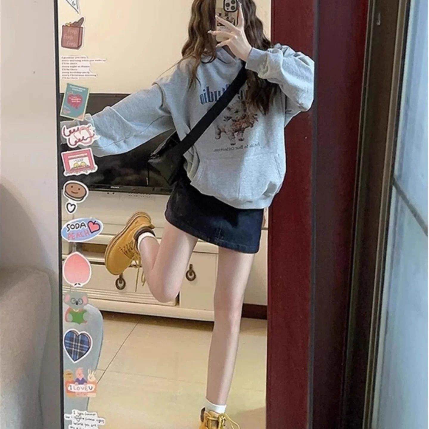宽松慵懒风浅灰色连帽卫衣青春洋溢减龄搭牛仔短裙显瘦两件套