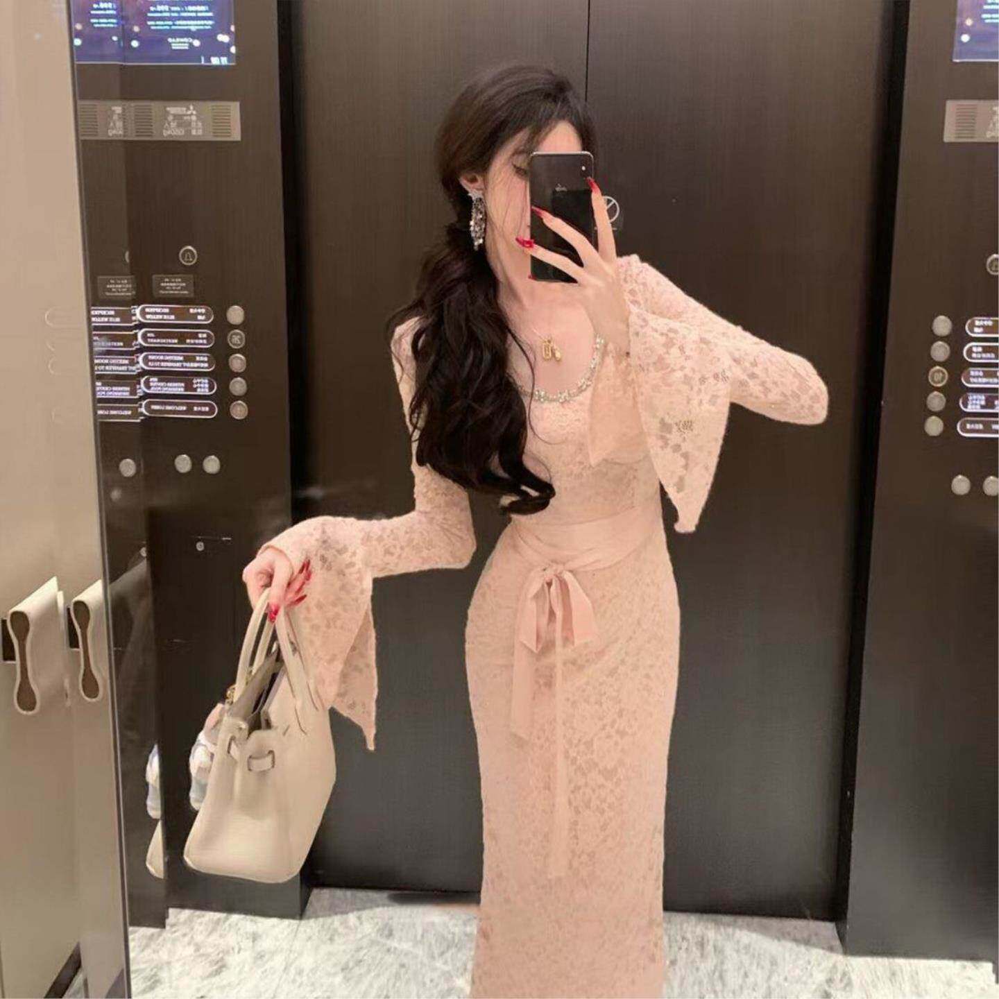 高级感重工镶钻V领性感蕾丝连衣裙女纯欲风收腰显瘦过膝包臀长裙