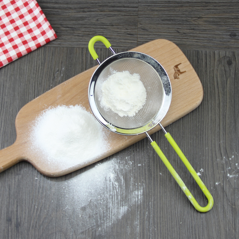 彩色硅胶手柄面粉筛 斜纹网不锈钢抛光宽J边油格 直径10.5cm