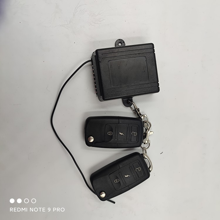 电动三四轮车12v伏中控锁主机盒带钥匙遥控电轿棚车汽车通用配件