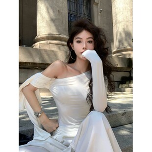 T恤女春季 不规则飘带斜肩长袖 辣妹性感别致小众白色紧身露肩上衣