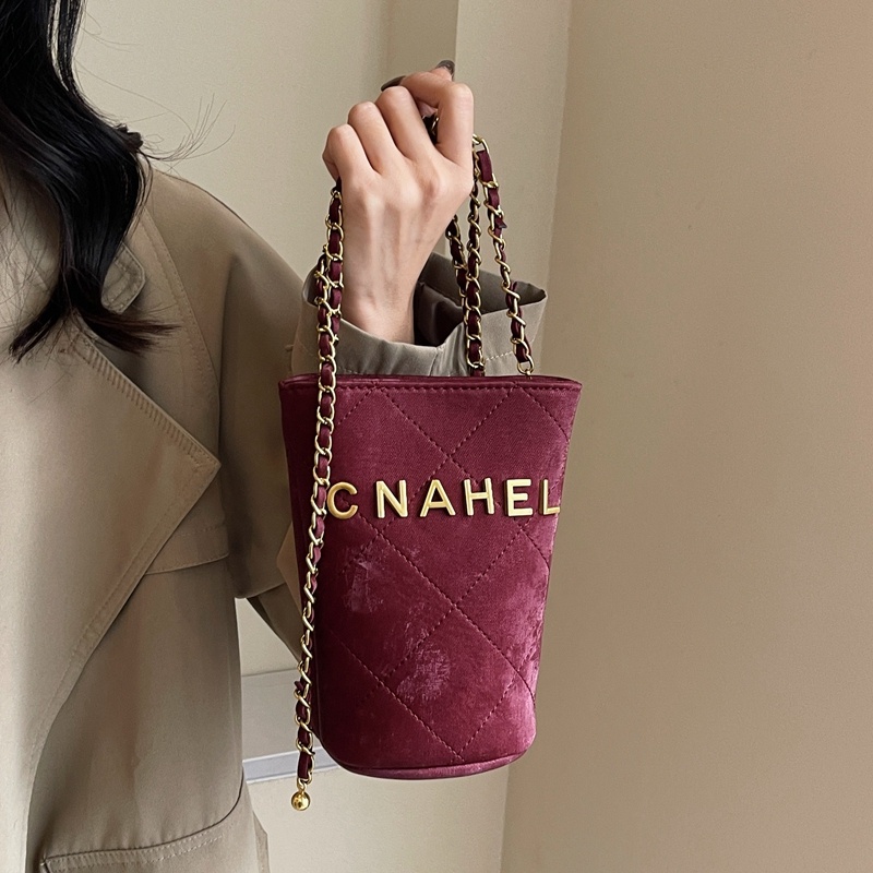 今年流行小包包女秋冬百搭202z4新款链条单肩腋下包女士斜挎笔筒