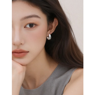 极简银色哑光拉丝弯月耳扣法式气质小众设计耳坠通勤百搭精致耳饰