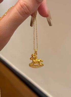 新中式国风马上有钱吊坠项炼女款2025新款沙金黄色小马锁骨毛衣炼