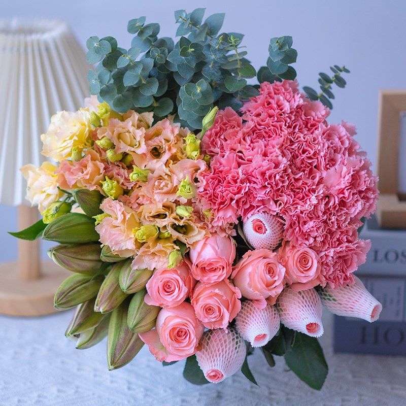 【云南鲜花】玫瑰5枝+百合5朵+康乃馨10枝+洋桔梗1扎+配草