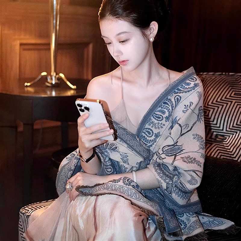 空调房披肩外搭女2025新款高级感百搭办公室保暖护膝护肩颈围巾毯