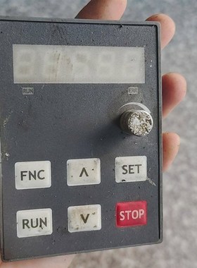 神源变频器面板SY5000实物拍摄成色如图。带数字显示和