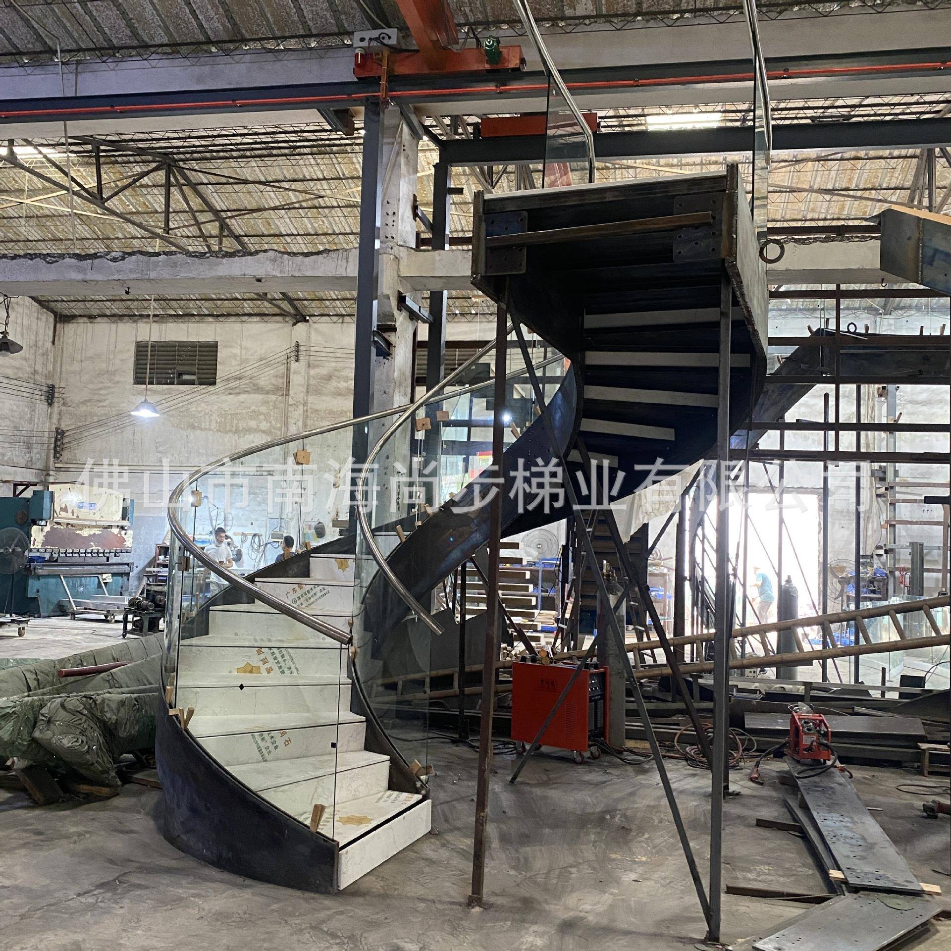 佛山厂家免费设计钢结构旋转楼梯高档大理石踏步玻璃护栏旋转梯