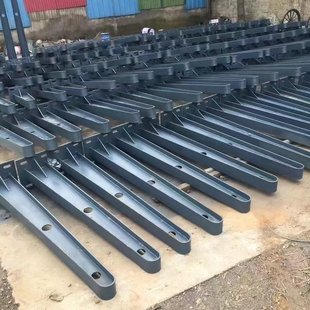定制 满焊铁雨棚钢梁支架牛腿H型钢结构玻璃幕墙点式爪件
