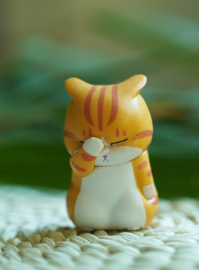 创意捂脸小猫摆件工位办公室桌面显示器装饰卡通个性工艺品电脑桌