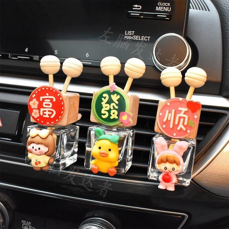 车载香薰空调出风口香氛可爱装饰创意除味汽车清新空气车用香水瓶