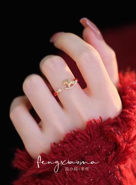 红色木马红绳戒指女轻奢精致时尚本命年高级感开口可调节食指戒环