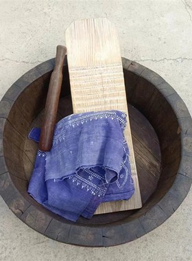 怀旧老物件旧家具木椅木盆搓衣板棒槌花布复古摆件民俗馆展览道具