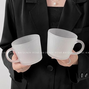 磨砂质感i竖纹带把手早餐杯小众设计玻璃饮料杯家用喝水杯子 趣皿