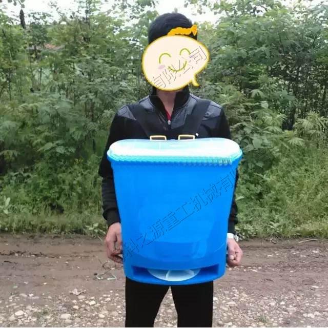 小型鱼塘养鱼饲料饲喂设备 背负式电动撒器 便携式自动施器