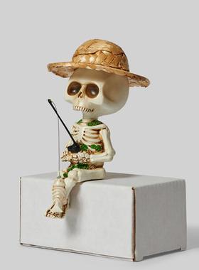 “戴草帽的钓鱼骷髅人”创意桌面摆件房间改造小物件搞怪生日礼物