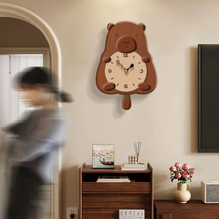 卡皮巴拉客厅钟表装饰画卡通挂钟新款静音时钟家用级感