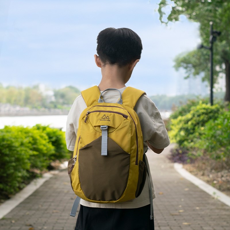 户外儿童背包男孩外出o旅游轻便小朋友秋游双肩包轻便研学登山超