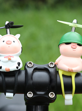 小猪电动自行车摆件可爱竹蜻蜓摩托车装饰公仔车载电瓶车网红饰品