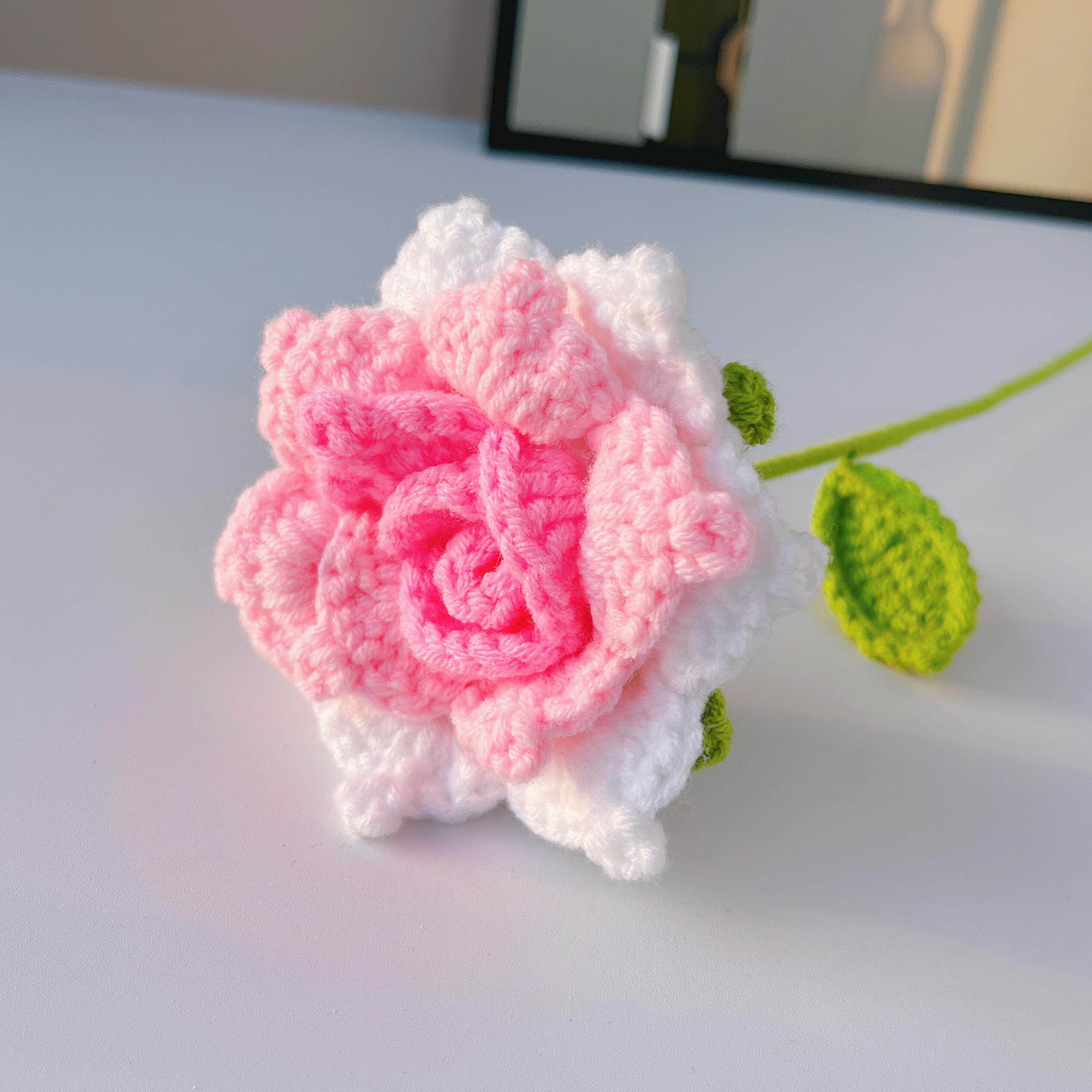 成品手工钩织玫瑰花康乃馨毛线 线钩针编织花束彷真花母亲节礼物