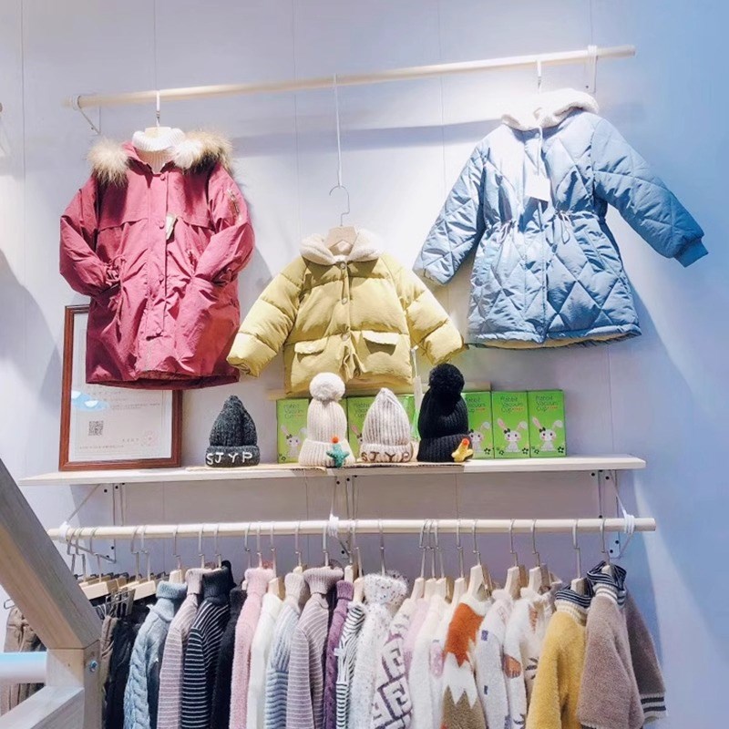 童装店展示架原木色上墙侧挂衣架服装店儿童简约货架带板陈列挂杆