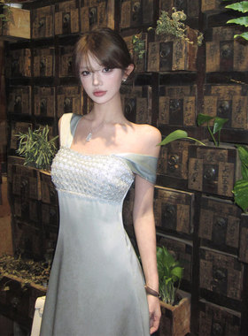 法式重工珠片蓝色缎面吊带连衣裙女2026新款轻奢气质宴会礼服长裙