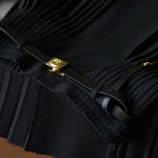 今年流行黑色高腰a字百褶半身裙子女秋冬2022新款梨形身材设计感