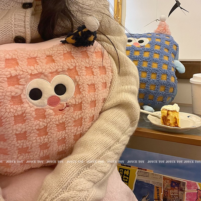 暖手抱枕三合一被子两用毯子办公室午睡毯可插手沙发靠垫车内枕头