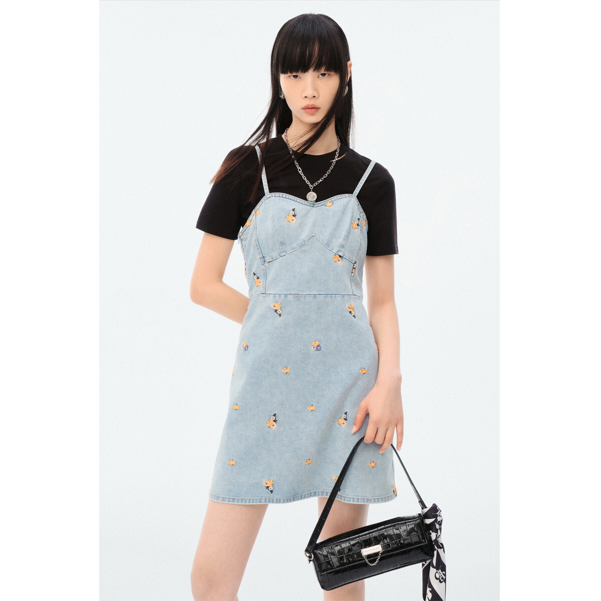 夏季新款刺绣吊带裙弹力柔软高级感牛仔连衣裙鸟撤柜女装剪牌L572