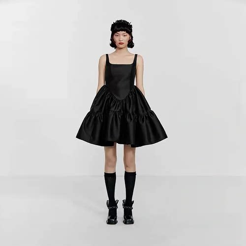 高级感设计师联名款背带连衣裙