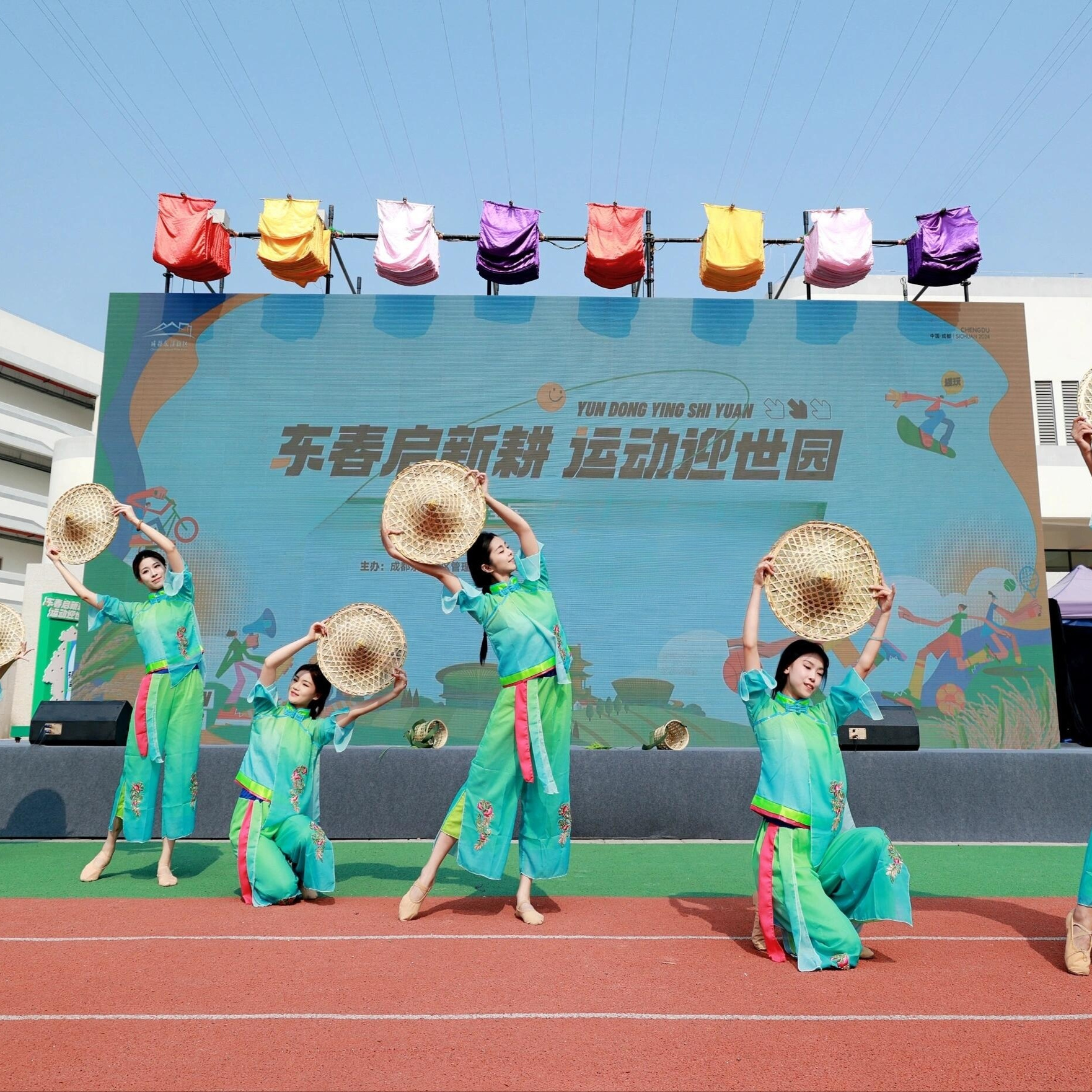 中国舞搭配这个帽子，绝了！